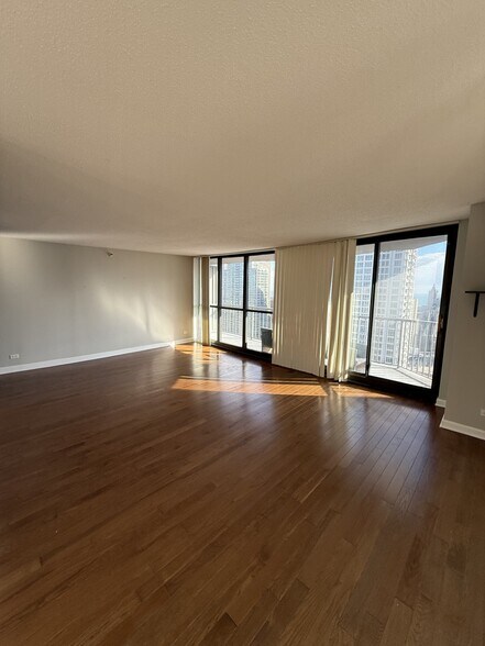 Building Photo - 10 E Ontario St