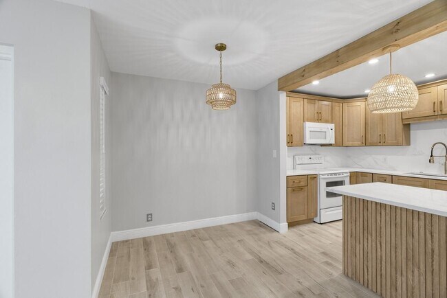 Building Photo - 1575 SW Silver Pine Way