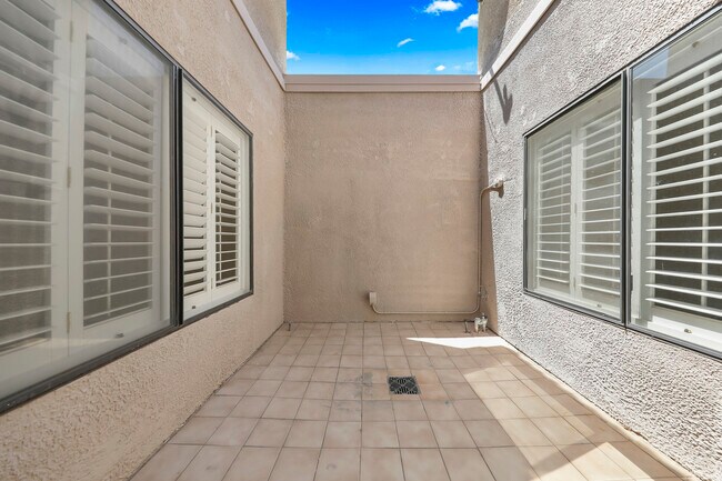 Building Photo - 72309 Blueridge Ct