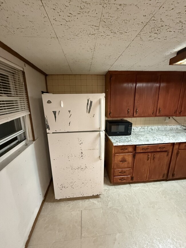 Building Photo - 1590 Mace Ave