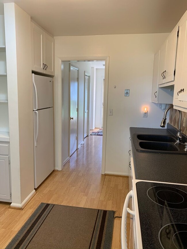 Building Photo - End Townhome In Oak Manor Community