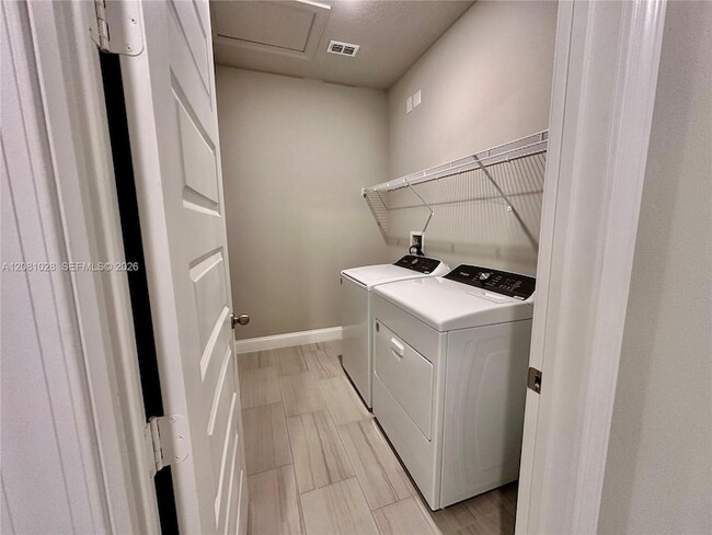 Building Photo - 9035 Dahlia Cir