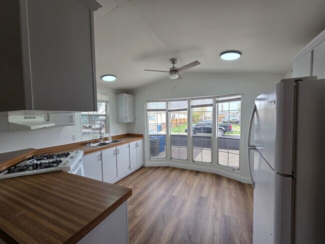 Building Photo - Newly refurbished 2 bedroom 1 Bath fully fenced manufactured home in Central Bullhead City.