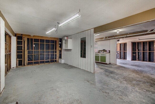 Building Photo - 170 Barracuda St