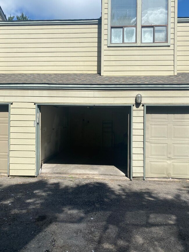 Building Photo - K206 - Treehouse #221