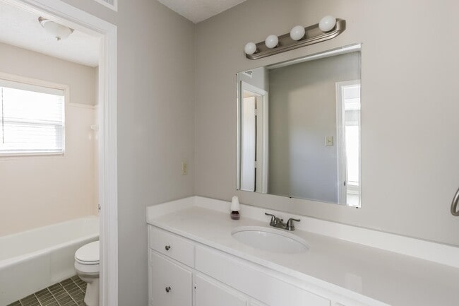 Building Photo - 4454 Westbury Dr