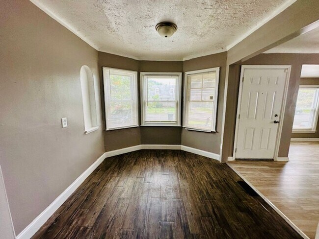 Building Photo - 3 Bedroom 1 Bath 2 Car Garage Welcome Sect...