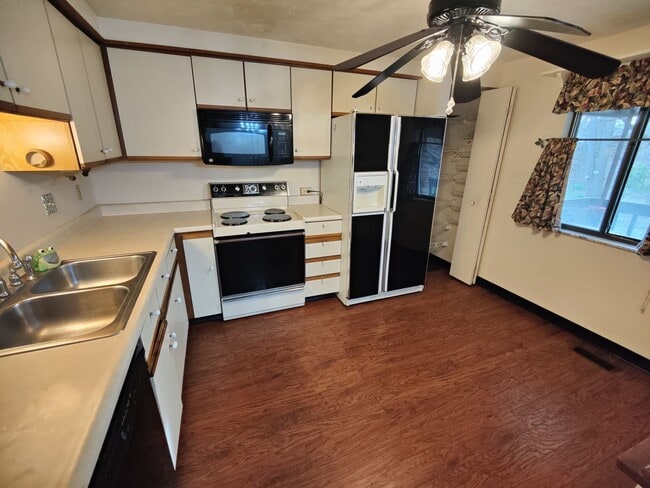 Building Photo - *Spacious & Conveniently Located 3BD/2.5BA Townhouse Available in Bethel Park*