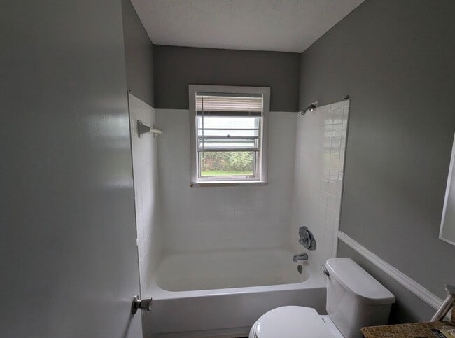 Building Photo - Beautifully updated 2 br duplex!