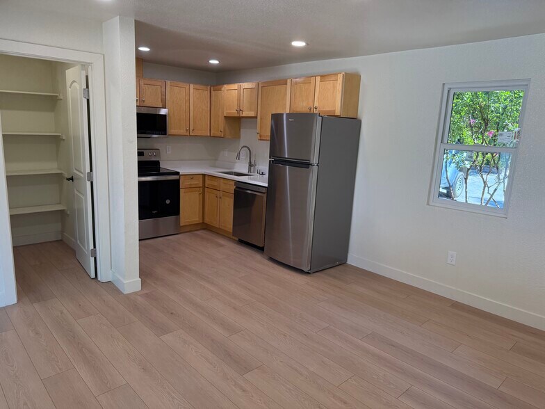 Building Photo - 3099 Laurel Dr