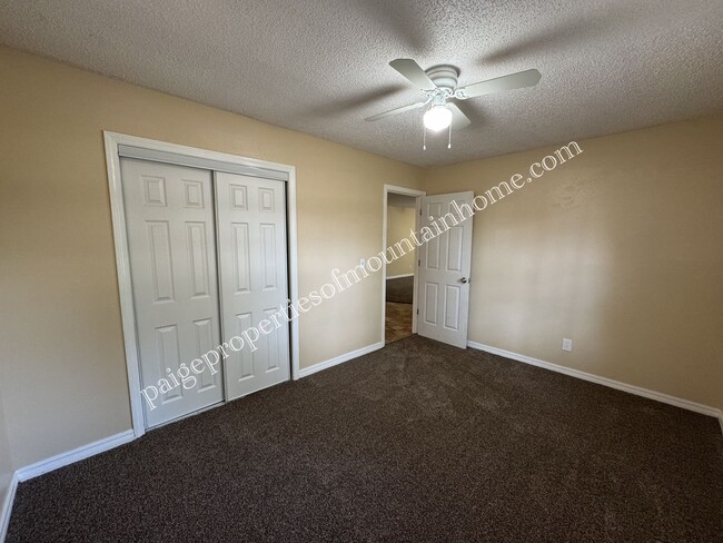 Building Photo - 3 bedroom, 1 bath Home