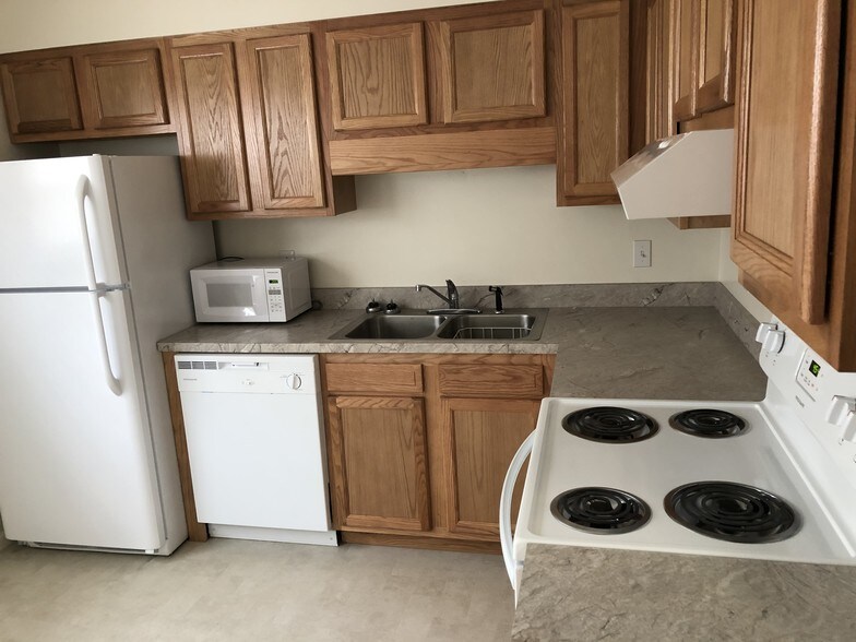 Kitchen - 101 Colonial Oaks Dr