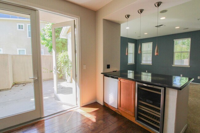 Building Photo - 4 bedroom 2.5 bathroom condo in Broad Street Village Complex