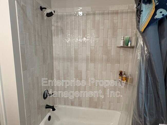 Building Photo - 239 McLaughlin Dr