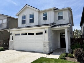 Building Photo - Fantastic 3 BR in Petrosa with mountain views and tons of amenities!