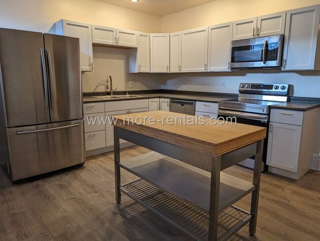 Building Photo - Large remodeled German Village area house