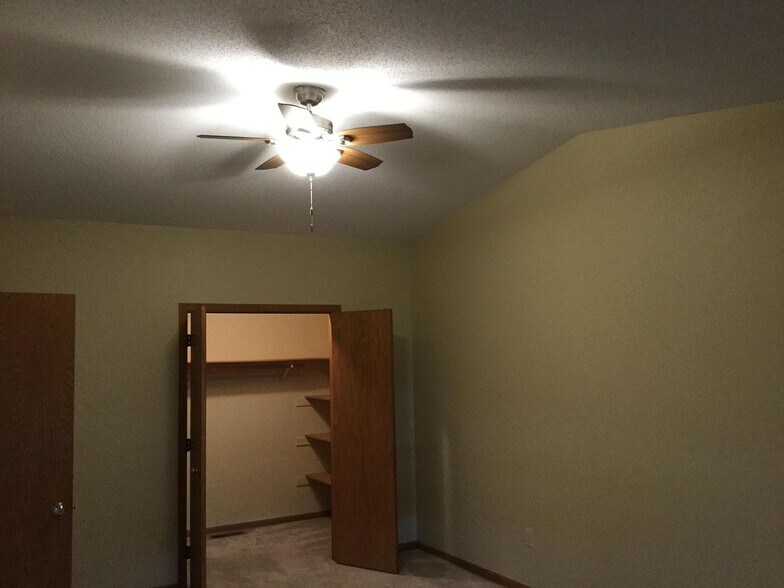master ceiling fan - 3991 Whiting Ln NE