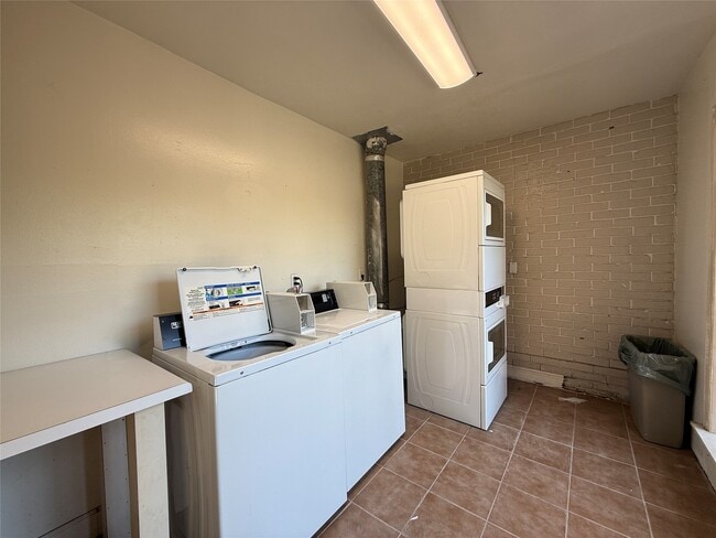 Building Photo - 425 E 9th St