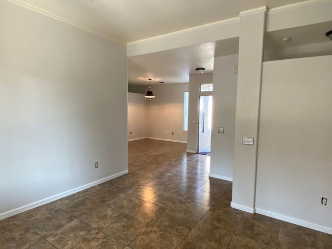 Building Photo - Beautiful Cul-de-sac 2 bedroom with study ...