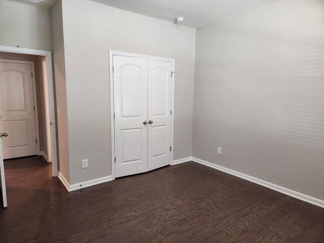 Building Photo - Charming Davidson 4-Bedroom with Modern Fi...