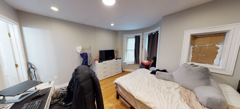 Building Photo - 83 Windsor St