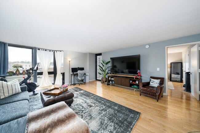 Building Photo - 700 Grove St