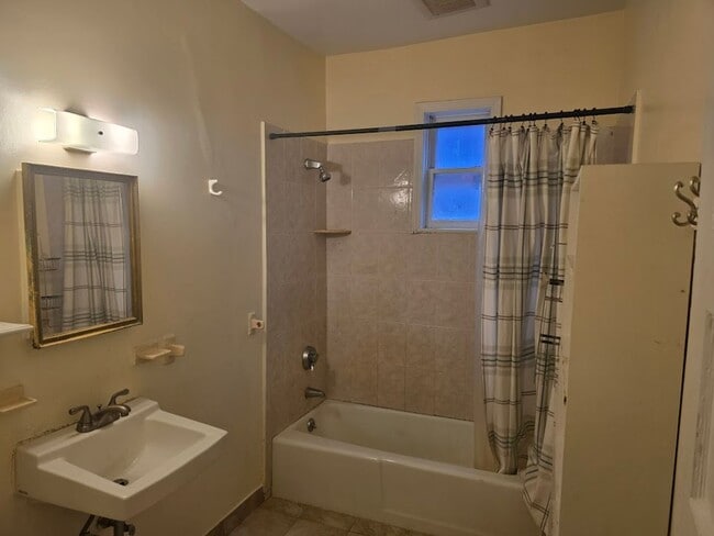 Building Photo - 4-bed Oak Square Brighton