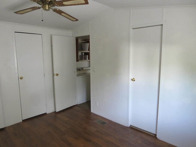 Building Photo - CLEAN 2 BED, 1 BATH IN THE FOOTHILLS!
