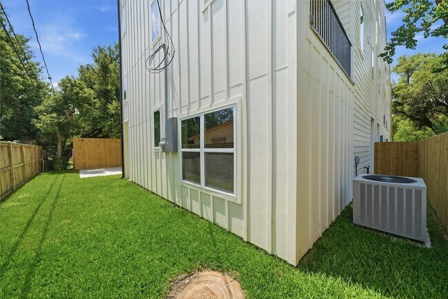 Building Photo - 5024 Winnetka St