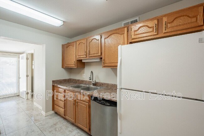 Building Photo - 522 E Balboa Dr
