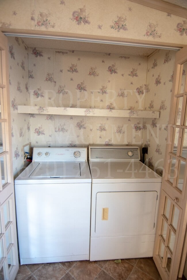 Building Photo - 3 Bedroom 2 Bath