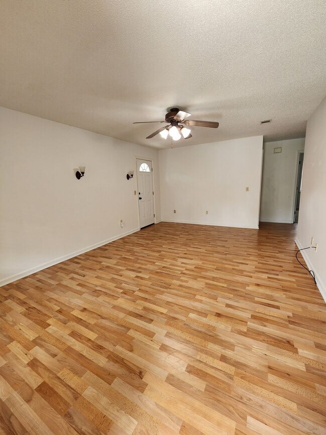 Building Photo - 1102 Tomahawk Trail