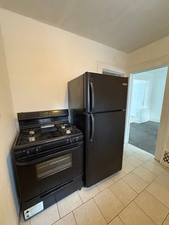 Building Photo - Three bedroom one bathroom home for rent