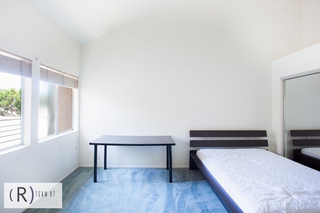 Building Photo - Fully Furnished 3be/3ba Home in Desirable ...