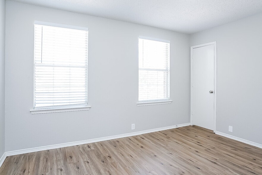 Building Photo - 1605 Columbia Dr