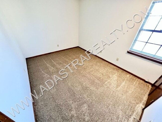 Building Photo - Spacious Duplex in Blue Valley-Available NOW!!