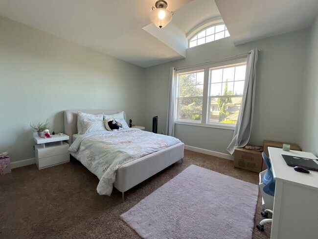 Building Photo - Elegant 4-Bedroom Luxury Home with Panoram...