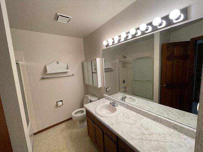 Building Photo - Spacious Condo in West Billings with a tennis court, basketball court & pool!