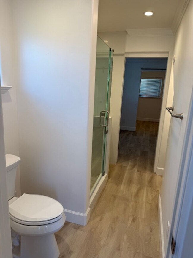 Building Photo - Great 2 bedroom, 1 bathroom house with office/bonus room and Ocean Views near DLI and downtown Mo...