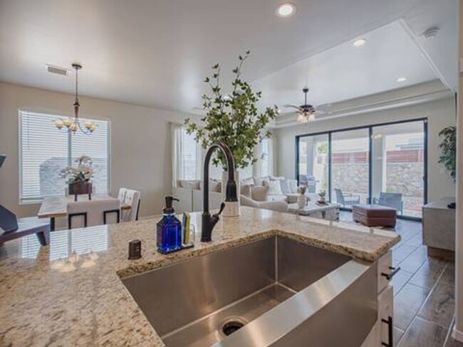 Building Photo - Beautiful East side House 3 Bed