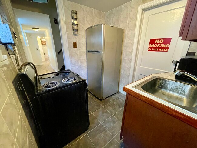 Building Photo - 1820 Albany Ave