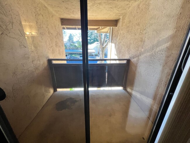 Building Photo - Great location close to shopping and trans...