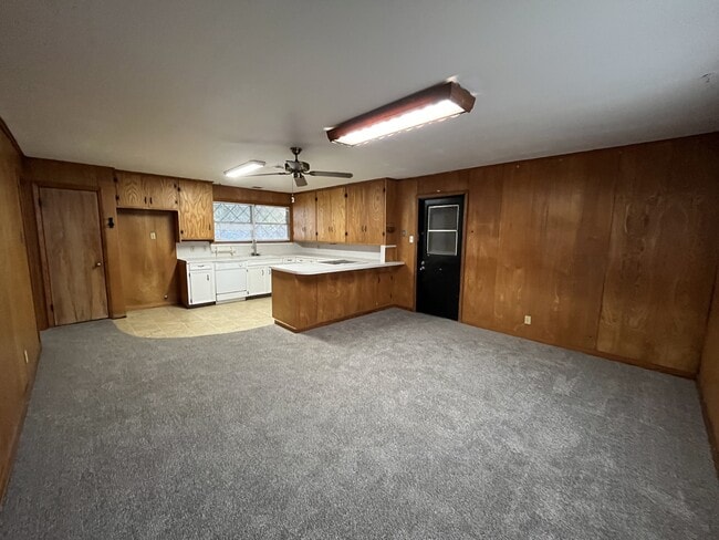 Building Photo - 2048 Oak Ave