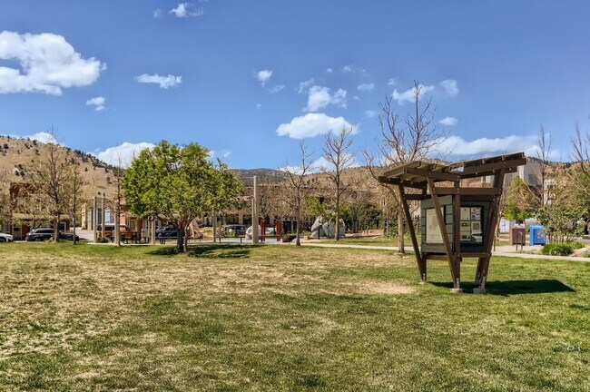 Building Photo - Modern 1 BDR Condo in Holiday Neighborhood