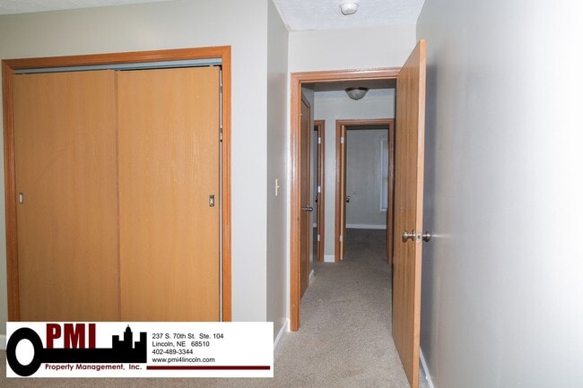 Building Photo - 3 Bedroom and 1.5 bathroom Duplex for rent