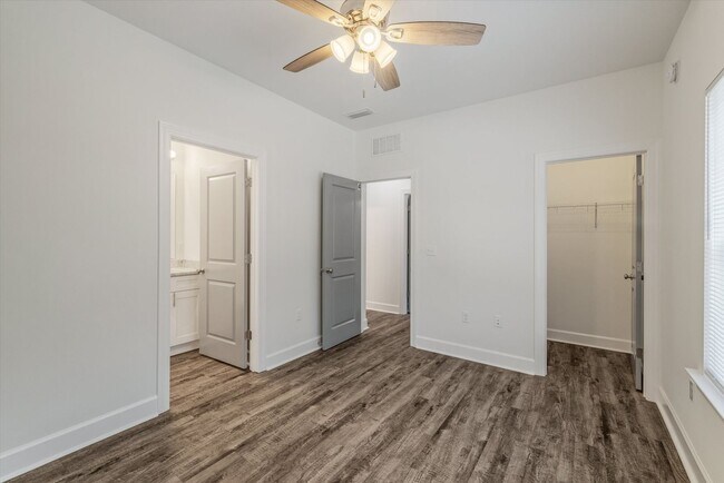 Building Photo - 5/5.5 Townhomes, Built 2024, Walk to stadi...