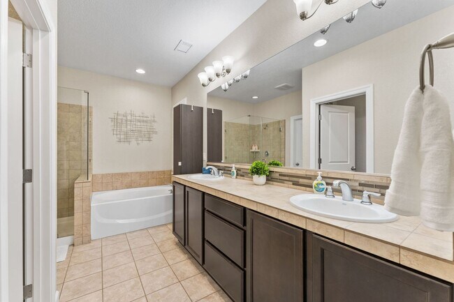 Building Photo - FULLY FURNISHED home available now.