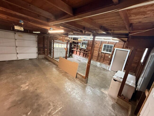 Building Photo - 1006 S Highview Ave