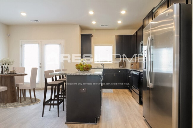 Building Photo - 943 Simmons Trace