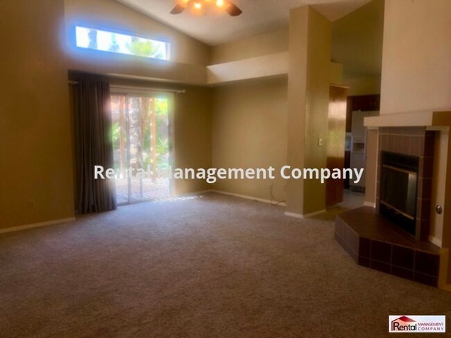 Building Photo - Great Home, beach entry pool, quiet neighborhood